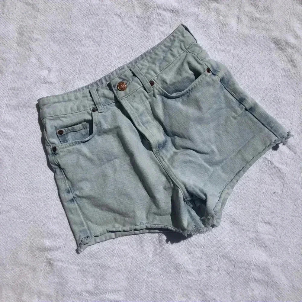 Topshop Moto Denim Shorts Women Sz 2 Light Blue High Waisted Raw Hem Button Fly